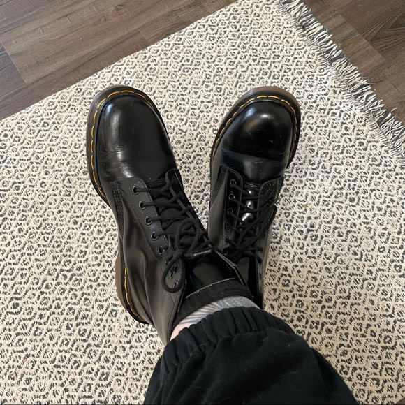 Dr. Martens Shoes - MADE IN 🏴󠁧󠁢󠁥󠁮󠁧󠁿 Leather Dr. Martens (UNISEX) W11/M9